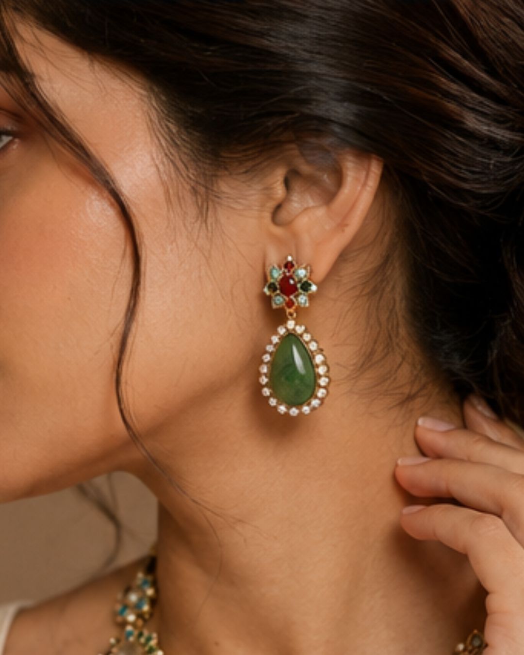 Vintage-inspired necklace set with green, red and champagne stones